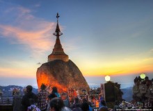 Золотой камень на вершине горы
