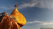 Золотой камень на вершине горы