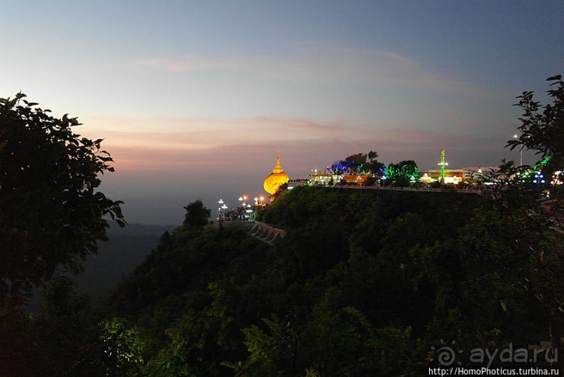 Золотой камень на вершине горы