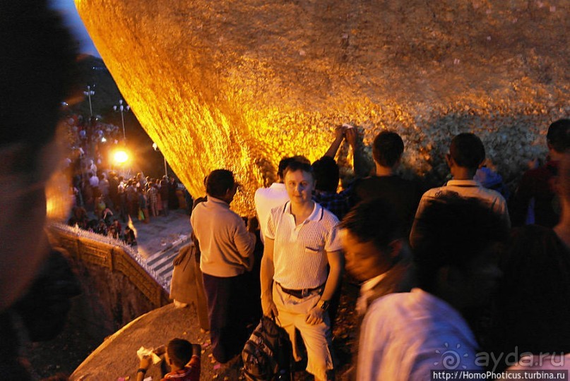 Золотой камень на вершине горы