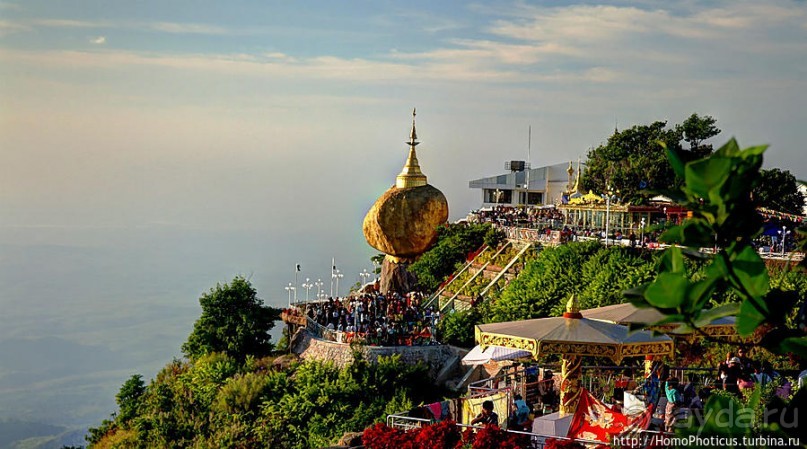 Золотой камень на вершине горы