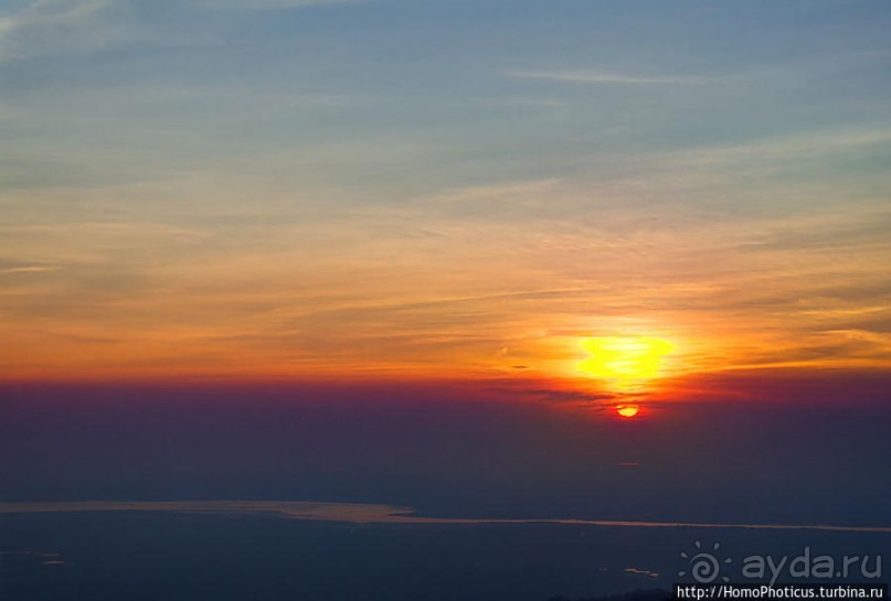 Золотой камень на вершине горы