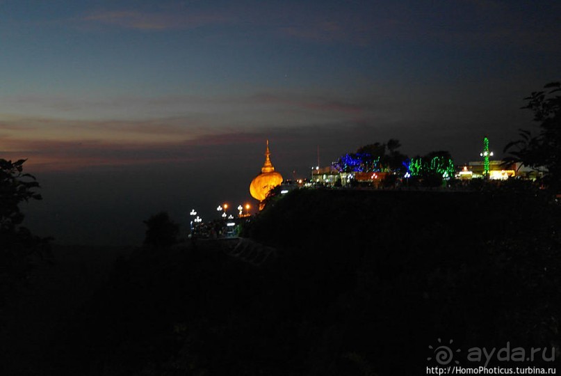 Золотой камень на вершине горы