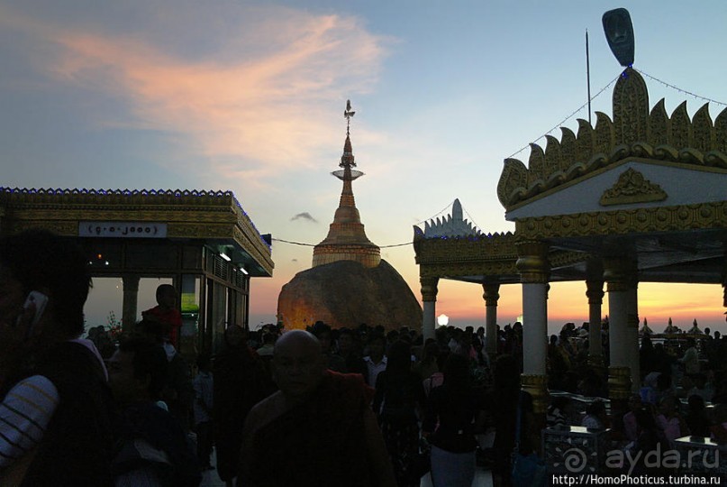 Золотой камень на вершине горы