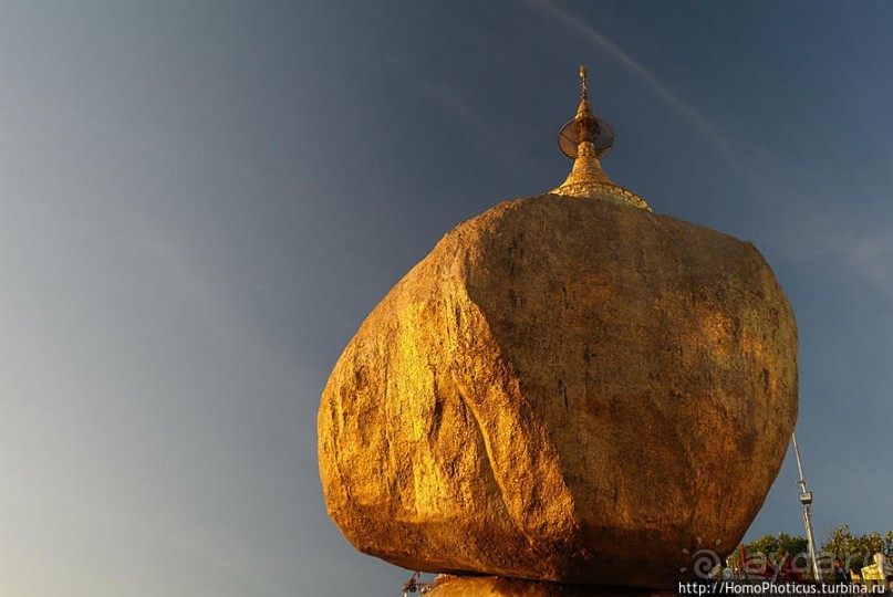 Золотой камень на вершине горы