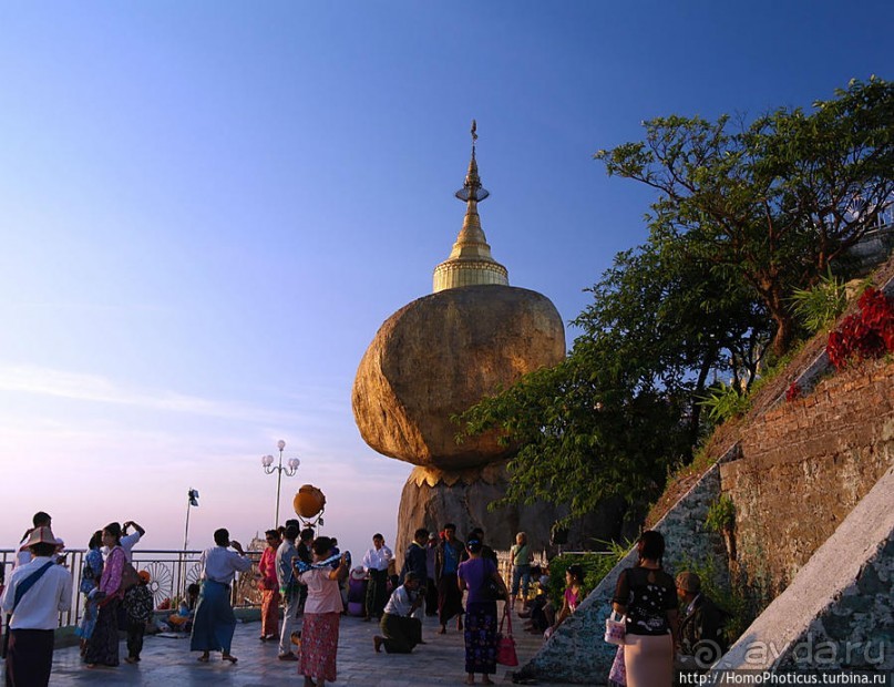 Золотой камень на вершине горы