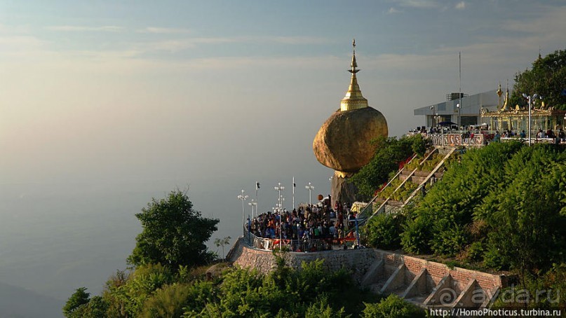 Золотой камень на вершине горы