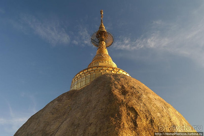 Золотой камень на вершине горы