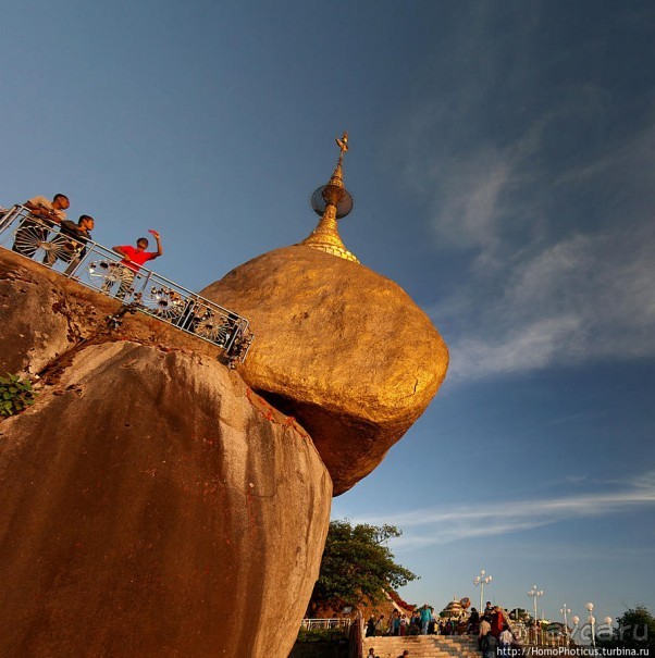 Золотой камень на вершине горы