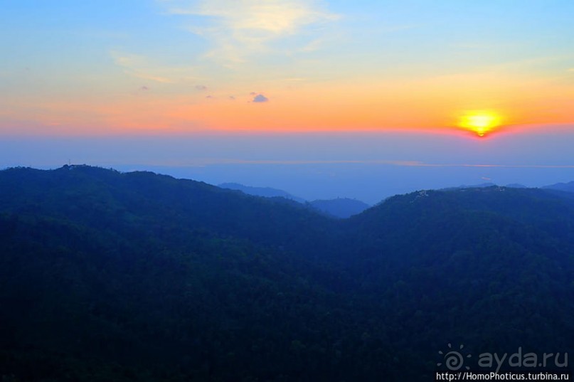 Золотой камень на вершине горы