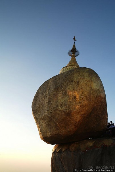 Золотой камень на вершине горы