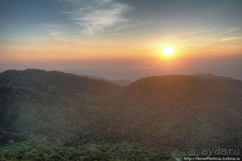 Золотой камень на вершине горы