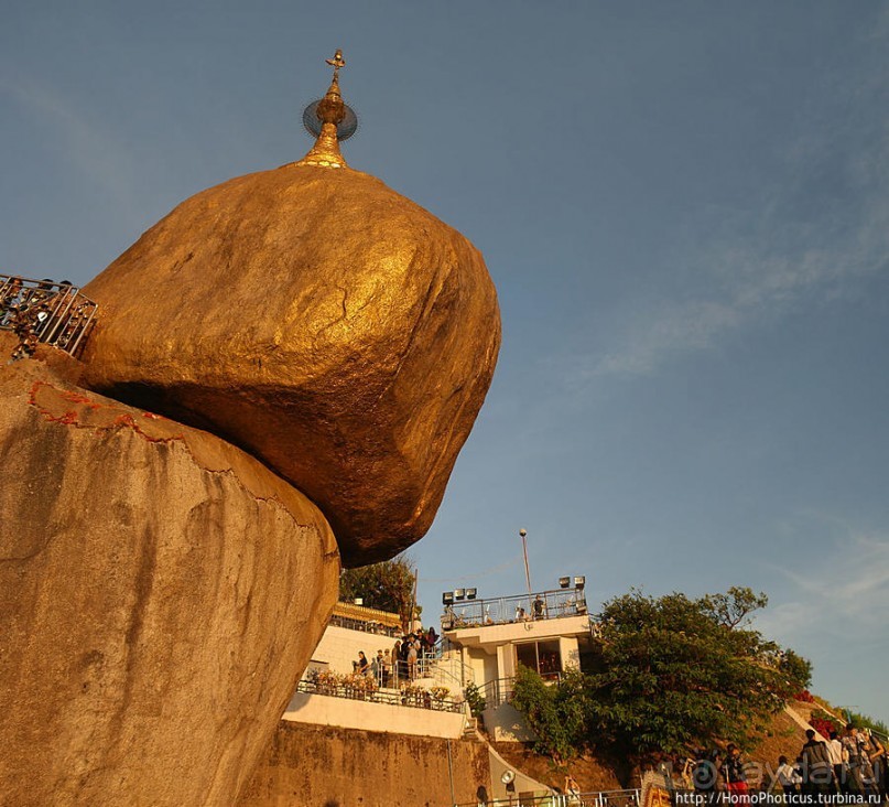 Золотой камень на вершине горы