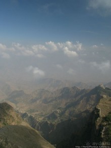 Парящий над туманной пропастью город