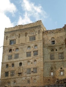 Парящий над туманной пропастью город