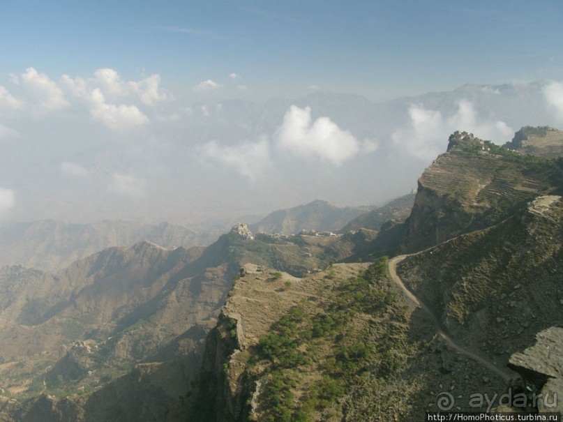 Парящий над туманной пропастью город