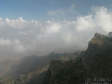 Парящий над туманной пропастью город