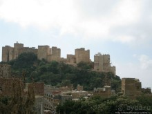 Парящий над туманной пропастью город