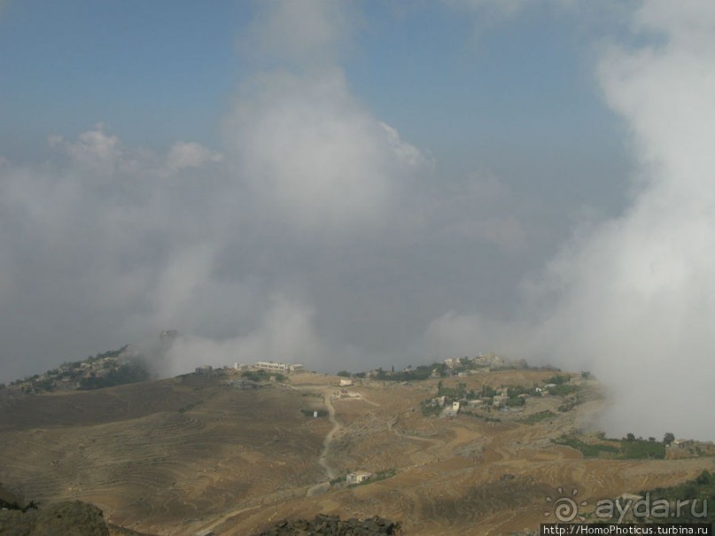 Парящий над туманной пропастью город