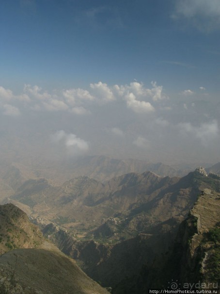 Парящий над туманной пропастью город