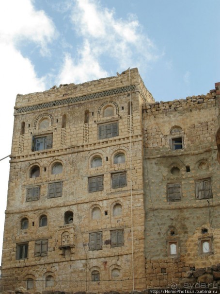 Парящий над туманной пропастью город