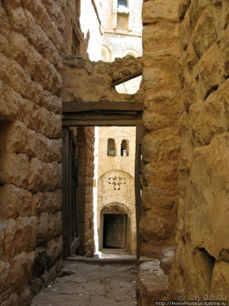 Парящий над туманной пропастью город