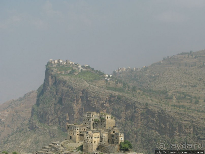 Парящий над туманной пропастью город