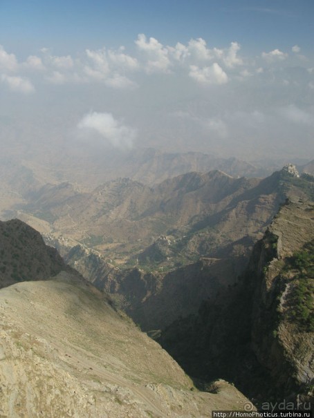 Парящий над туманной пропастью город