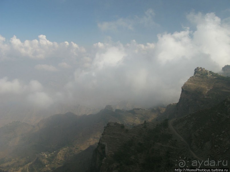 Парящий над туманной пропастью город