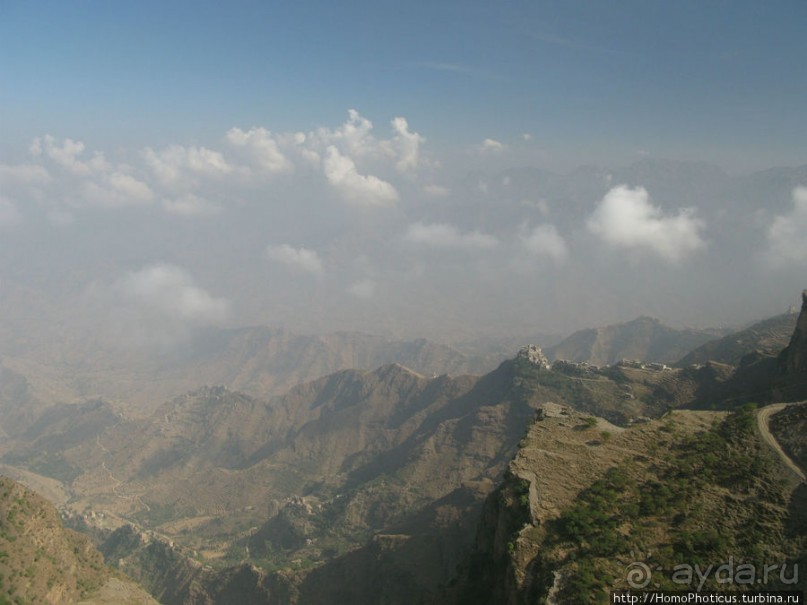 Парящий над туманной пропастью город