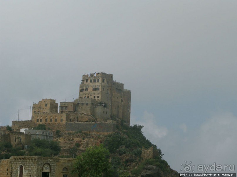 Парящий над туманной пропастью город