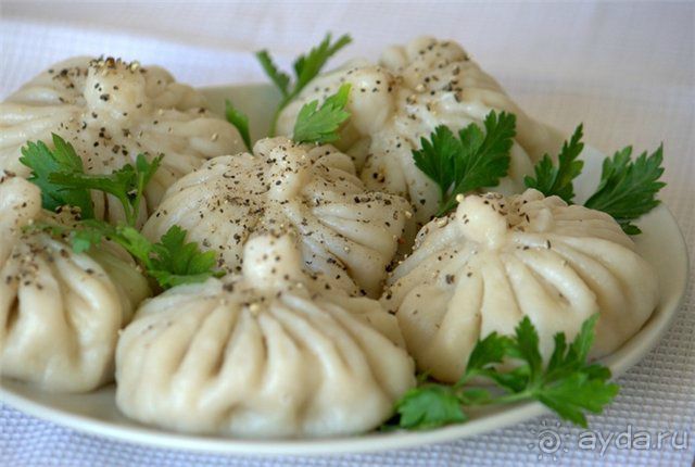 ХИНКАЛИ. Большие, сочные. С черным перцем умопомрачительно вкусно. существует много разных видов: с сыром, с грибами. с мясом кусочками и сочнейшим фаршем.... Кто раз попробовал настоящие грузинские, уже не забудет их вкус!