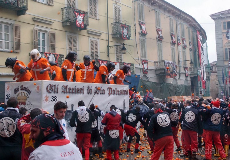 Оранжевое безумие (Ивреа)