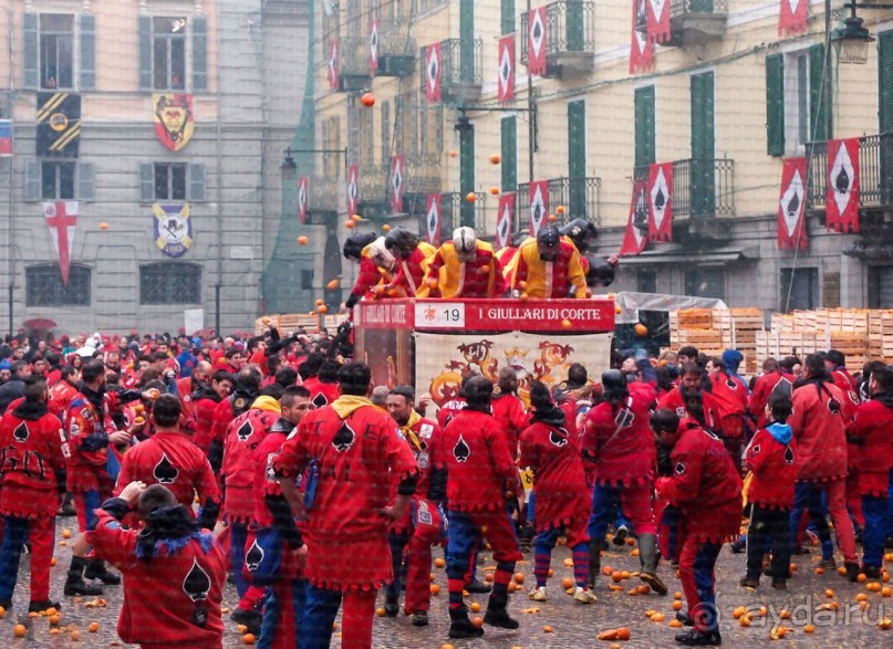 Оранжевое безумие (Ивреа)