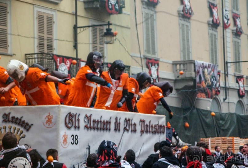 Оранжевое безумие (Ивреа)