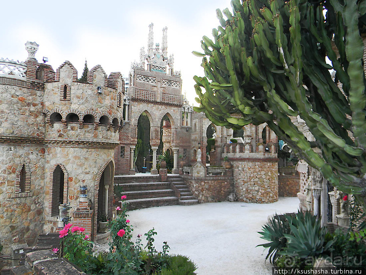 Замок Коломарес — удивительное строение