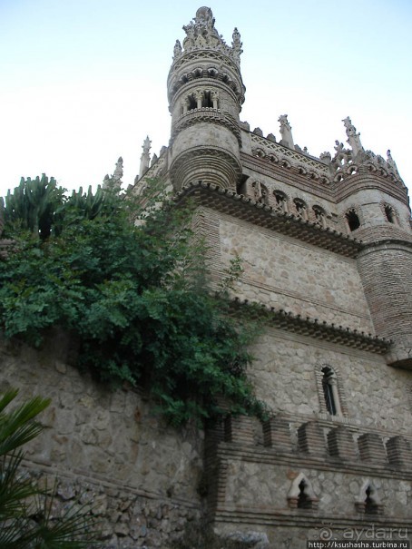 Замок Коломарес — удивительное строение