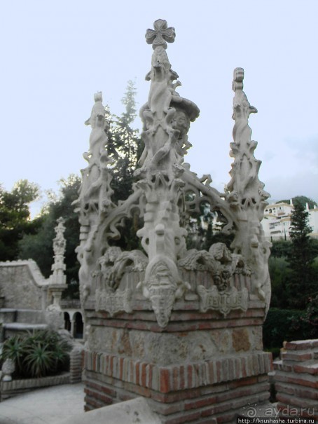 Замок Коломарес — удивительное строение