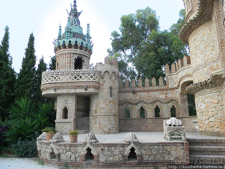 Замок Коломарес — удивительное строение