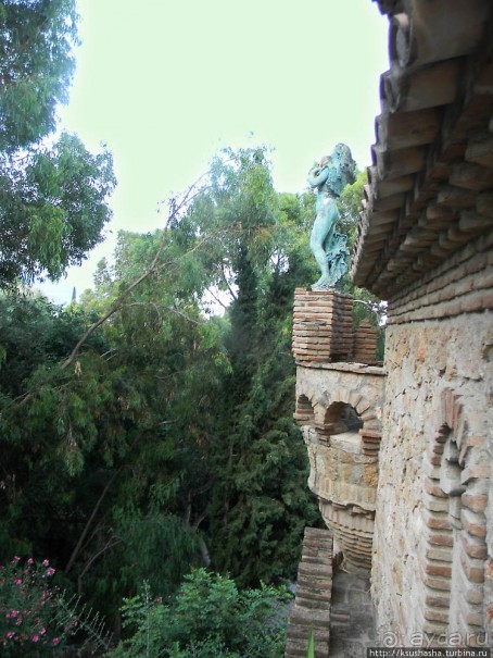 Замок Коломарес — удивительное строение