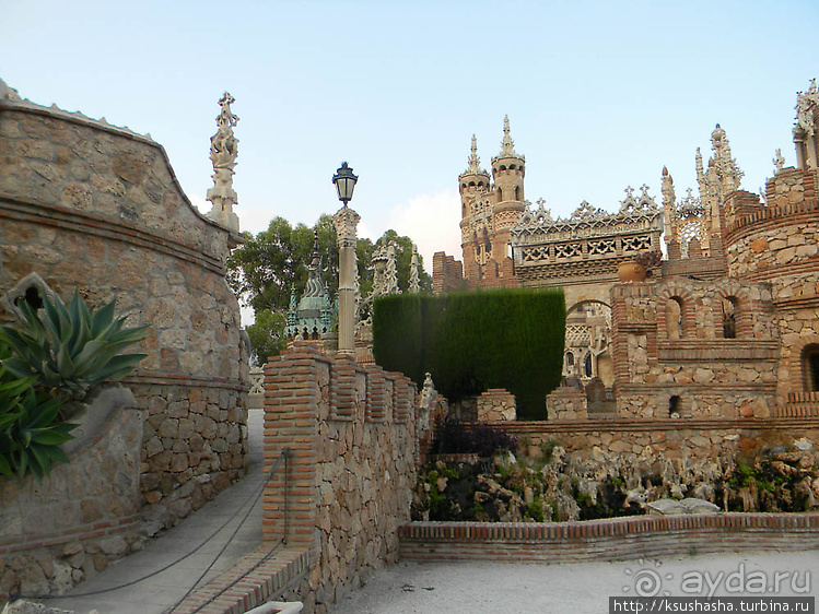 Замок Коломарес — удивительное строение