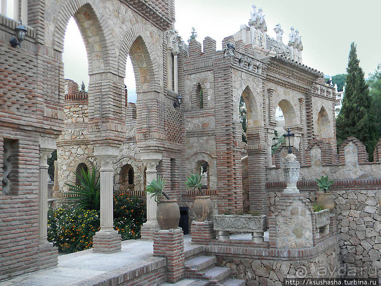 Замок Коломарес — удивительное строение