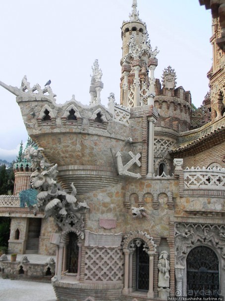 Замок Коломарес — удивительное строение