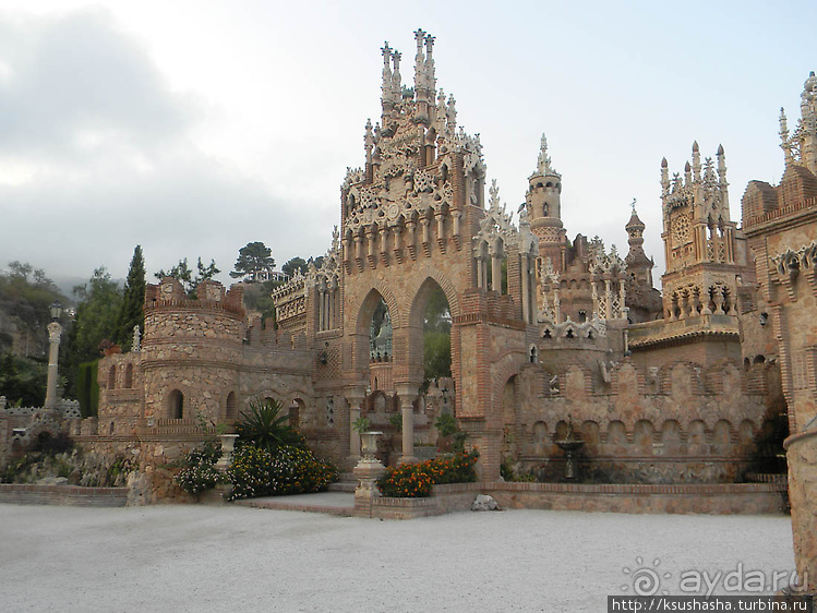 Замок Коломарес — удивительное строение