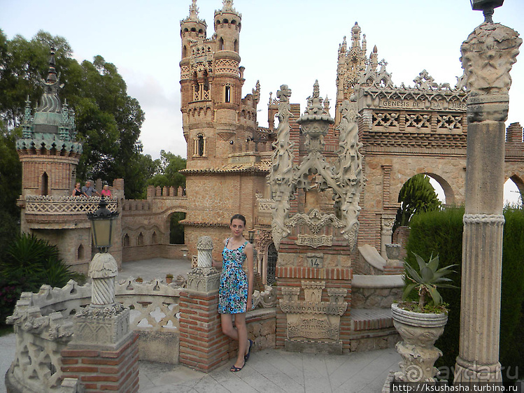 Замок Коломарес — удивительное строение