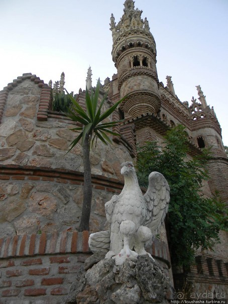 Замок Коломарес — удивительное строение