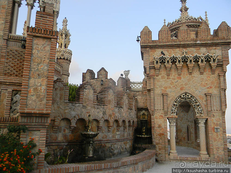 Замок Коломарес — удивительное строение