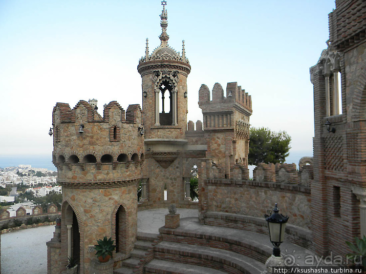 Замок Коломарес — удивительное строение