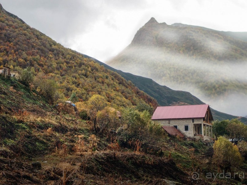 Там нет дорог, одна тропа ведёт по краешку ущелья