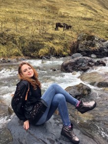 Там нет дорог, одна тропа ведёт по краешку ущелья